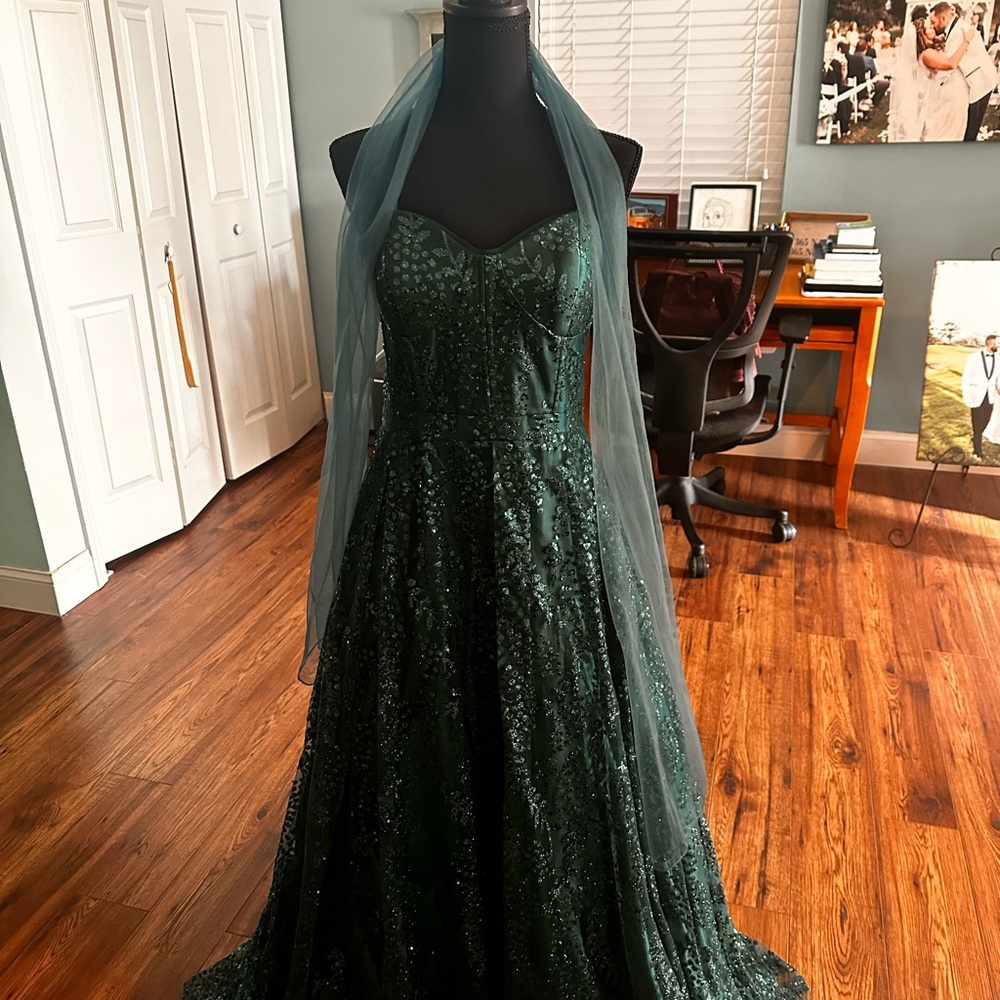 Elegant Green Strapless Gown with Sheer Shawl